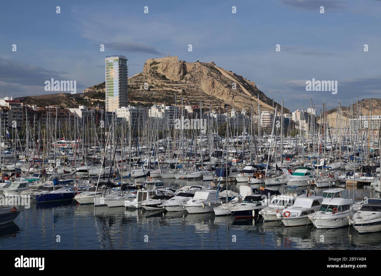 Boote und Yachten im Jachthafen von Alicante und Blick auf die Burg Santa Bárbara.eine Befestigungsanlage auf dem Berg Benacantil (166 m).in Alicante Spanien Stockfoto