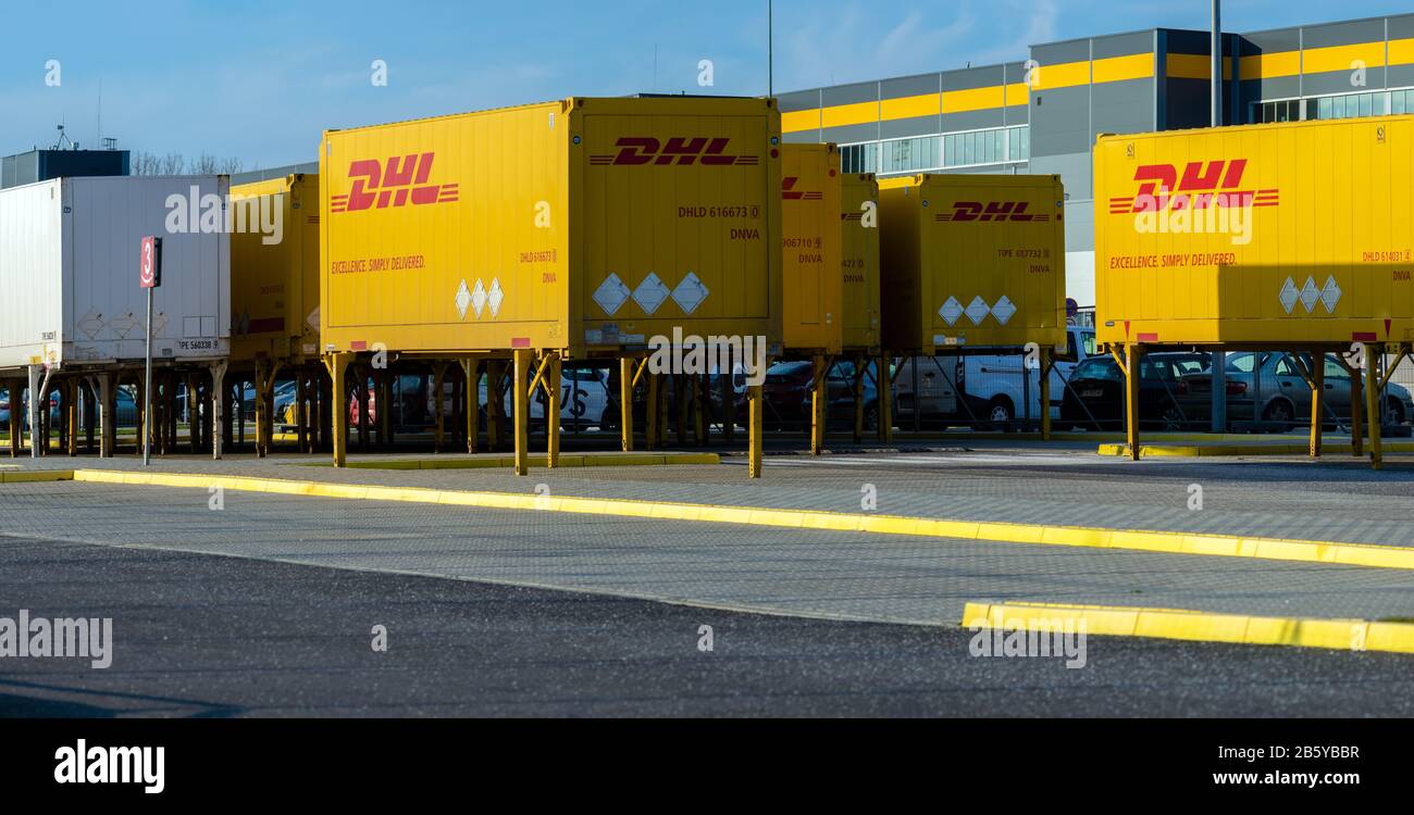 Container am DHL-Containerterminal im Amazon Logistikzentrum in Polen.Sczecin, Polen-März 2020. Stockfoto