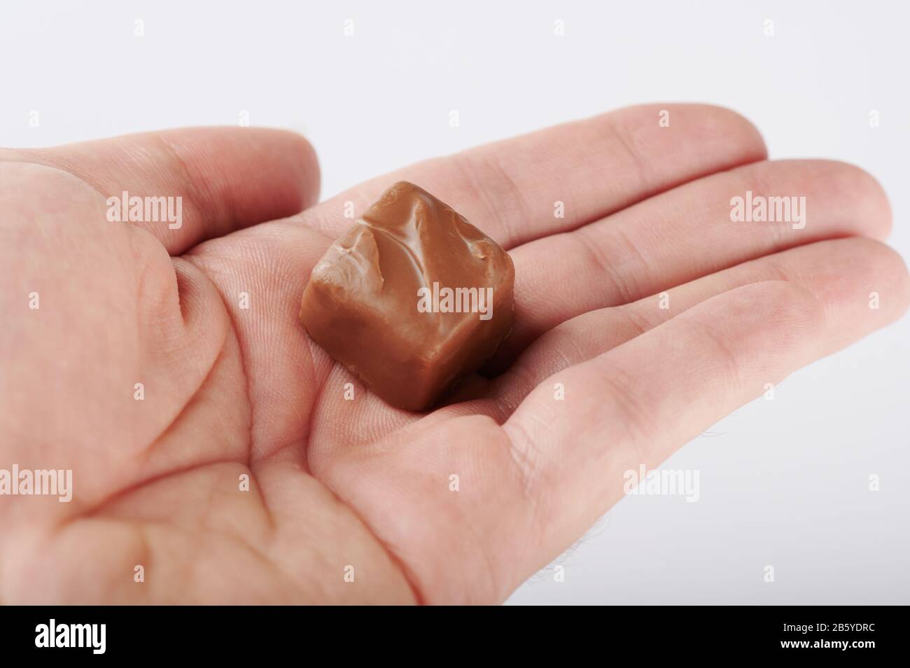 Schokolade in Handpalmen, Nahansicht isoliert Stockfoto
