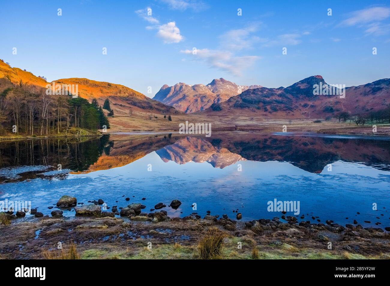 Blea Tarn an einem ruhigen Wintermorgen in der Nähe der Langdale Pikes im Lake District National Park, Cumbria, Großbritannien Stockfoto
