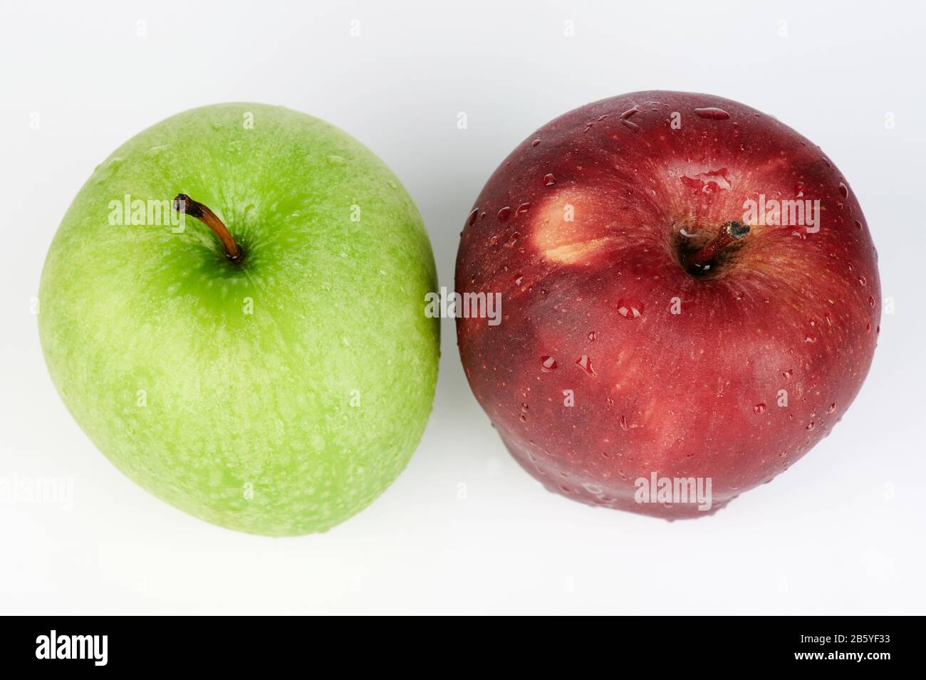 Zwei nasse Äpfel über der Ansicht isoliert auf weißem Hintergrund Stockfoto