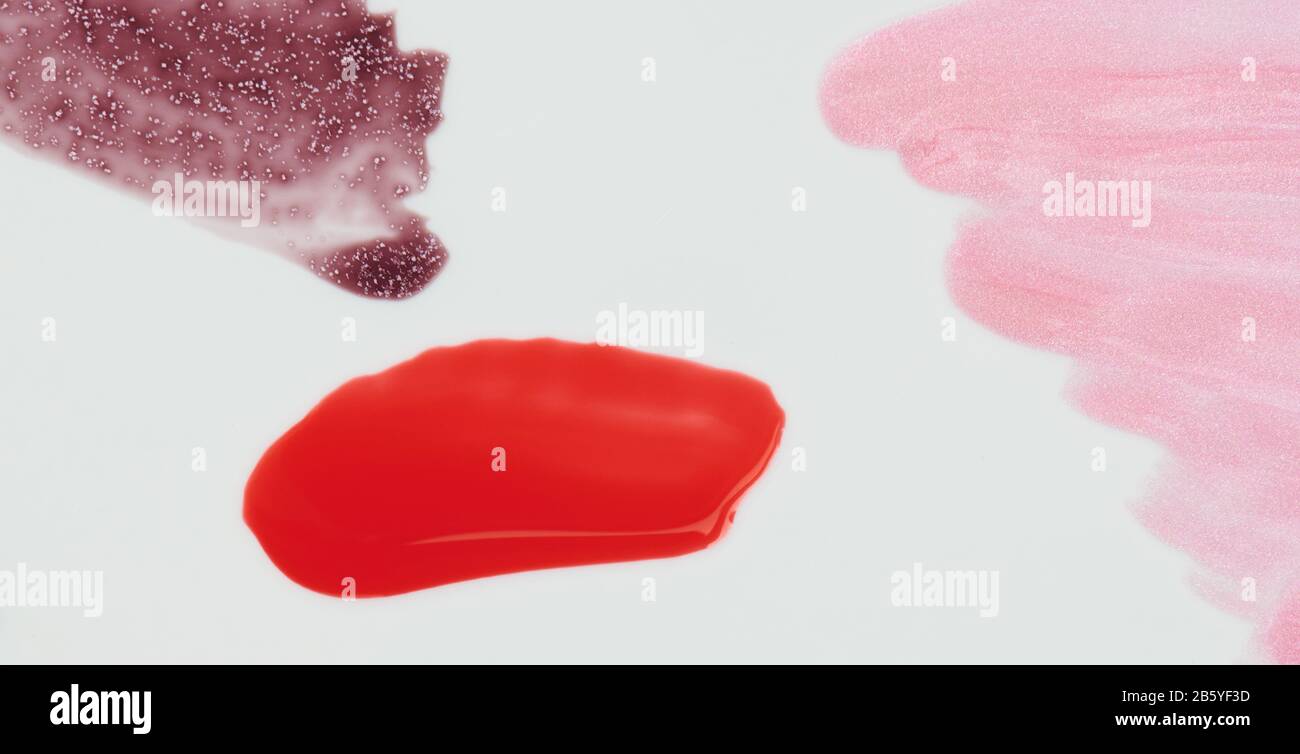 Glänzend roter Farbstrich isoliert auf weißem Hintergrund Nahansicht Stockfoto