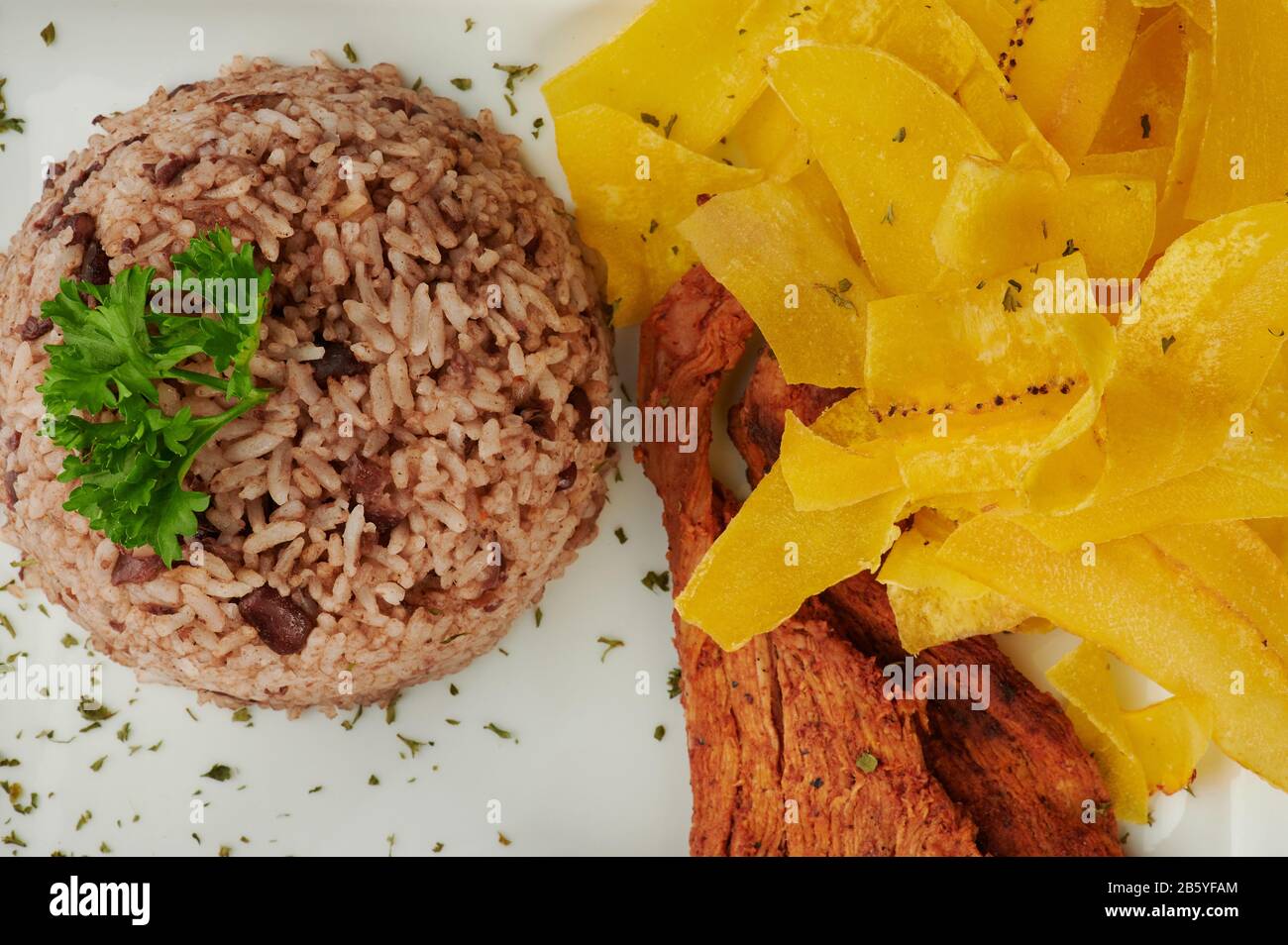 Typische mittelamerikanische Küche aus gallo Pinto und Fleisch Stockfoto