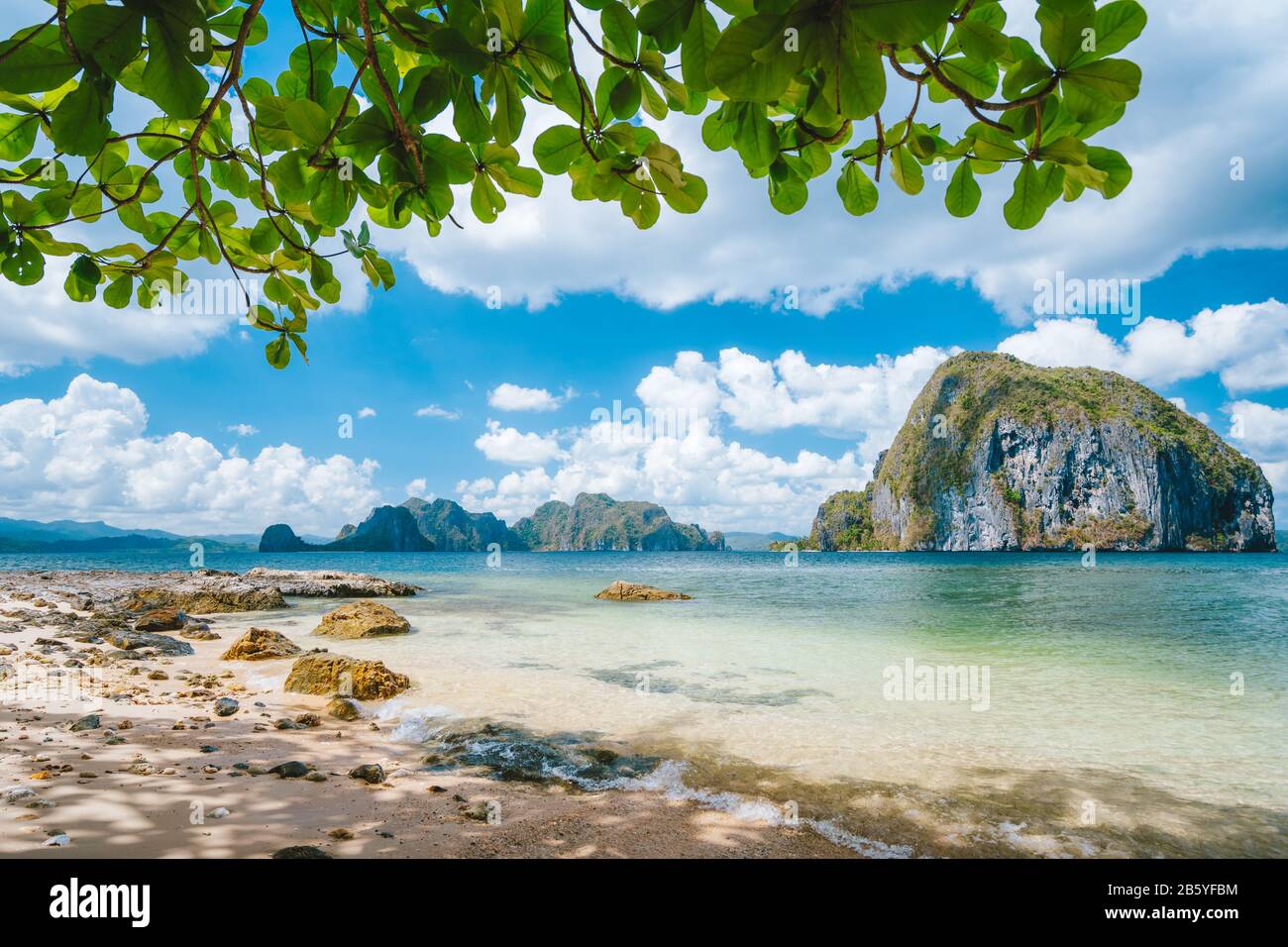 El Nido, Palawan, Philippinen. Naturlandschaft der Insel Pinagbuyutan und schöne tropische Meereslandschaft. Stockfoto