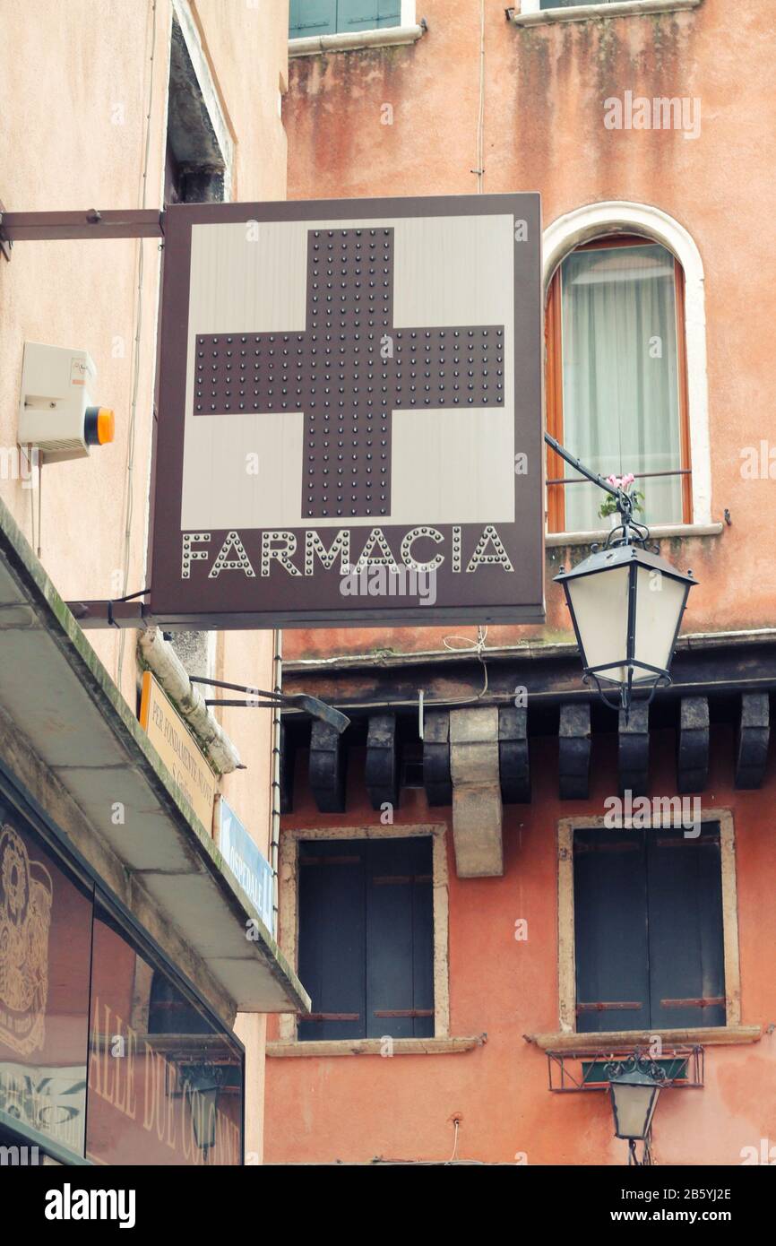 Apotheke Retro-Schild in Venedig, Italien. Februar 2020 Stockfoto