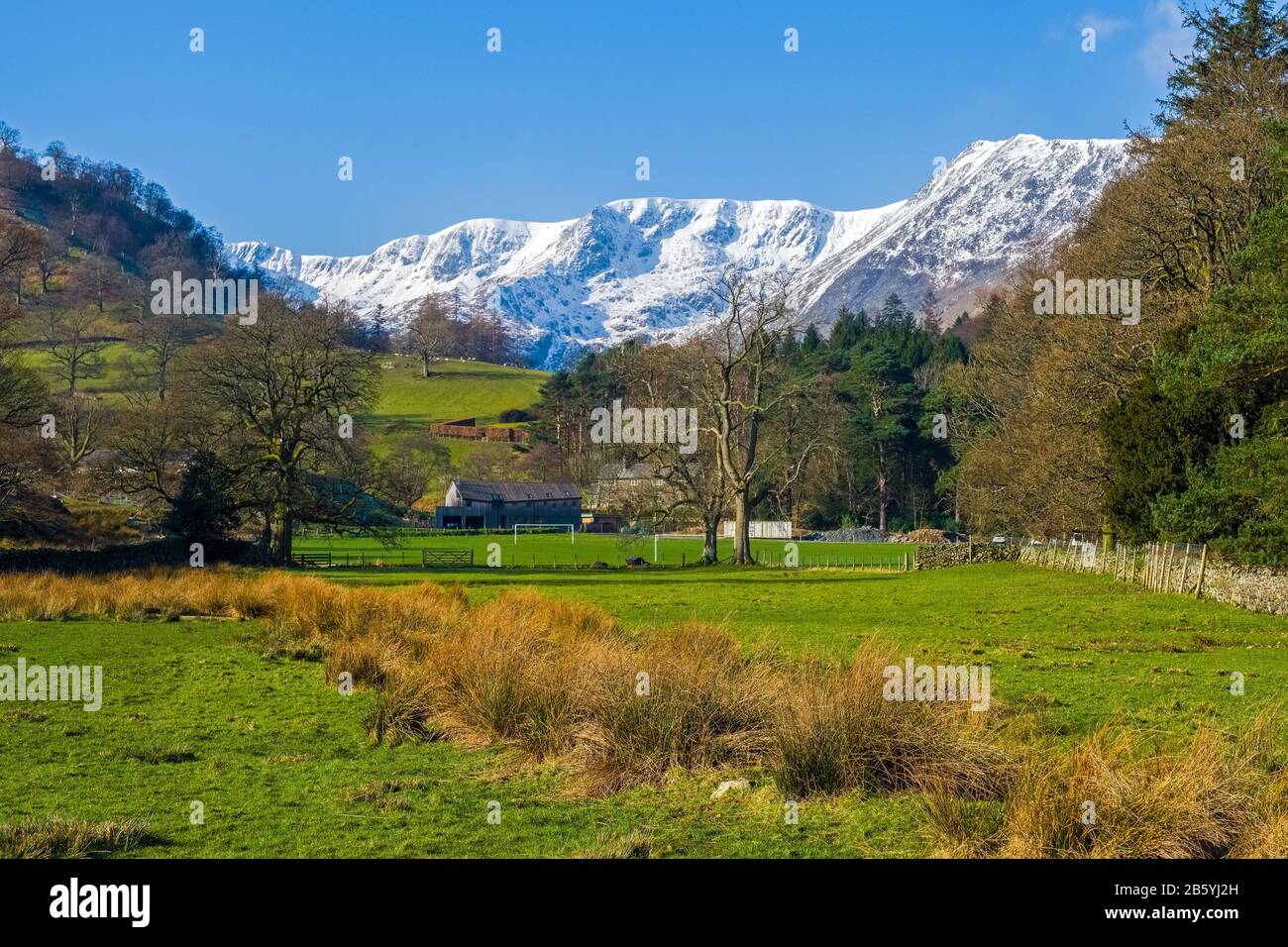 Schneebedeckte Berge hinter Patterdale/Ullswater, Lake District National Park, Cumbria, Großbritannien Stockfoto