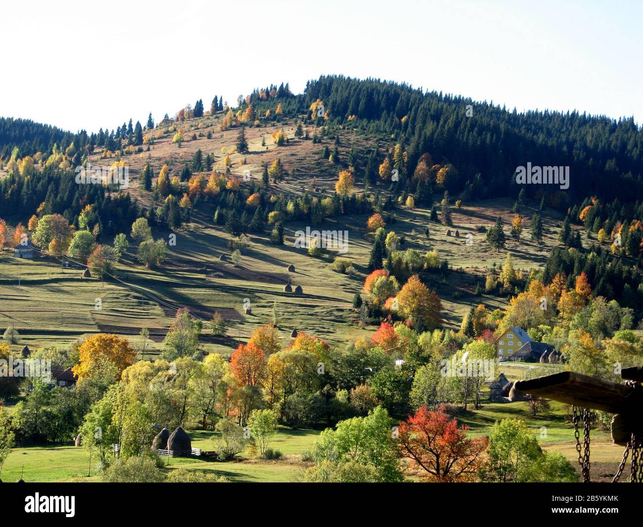 Ruhige siebenbürgische Hügel an einem sonnigen Herbsttag Stockfoto