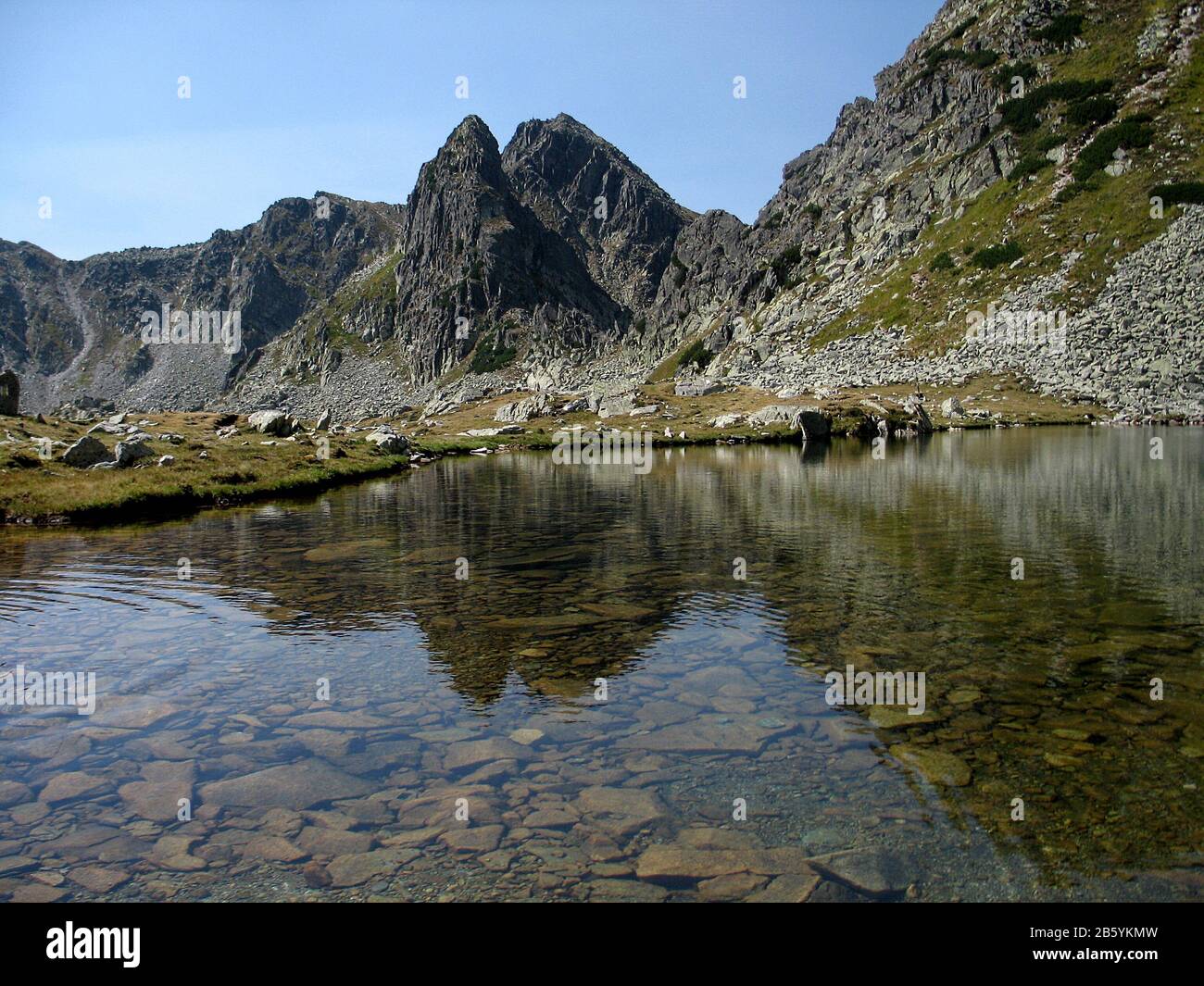 Hoch gelegener Bergsee zwischen Graten Stockfoto