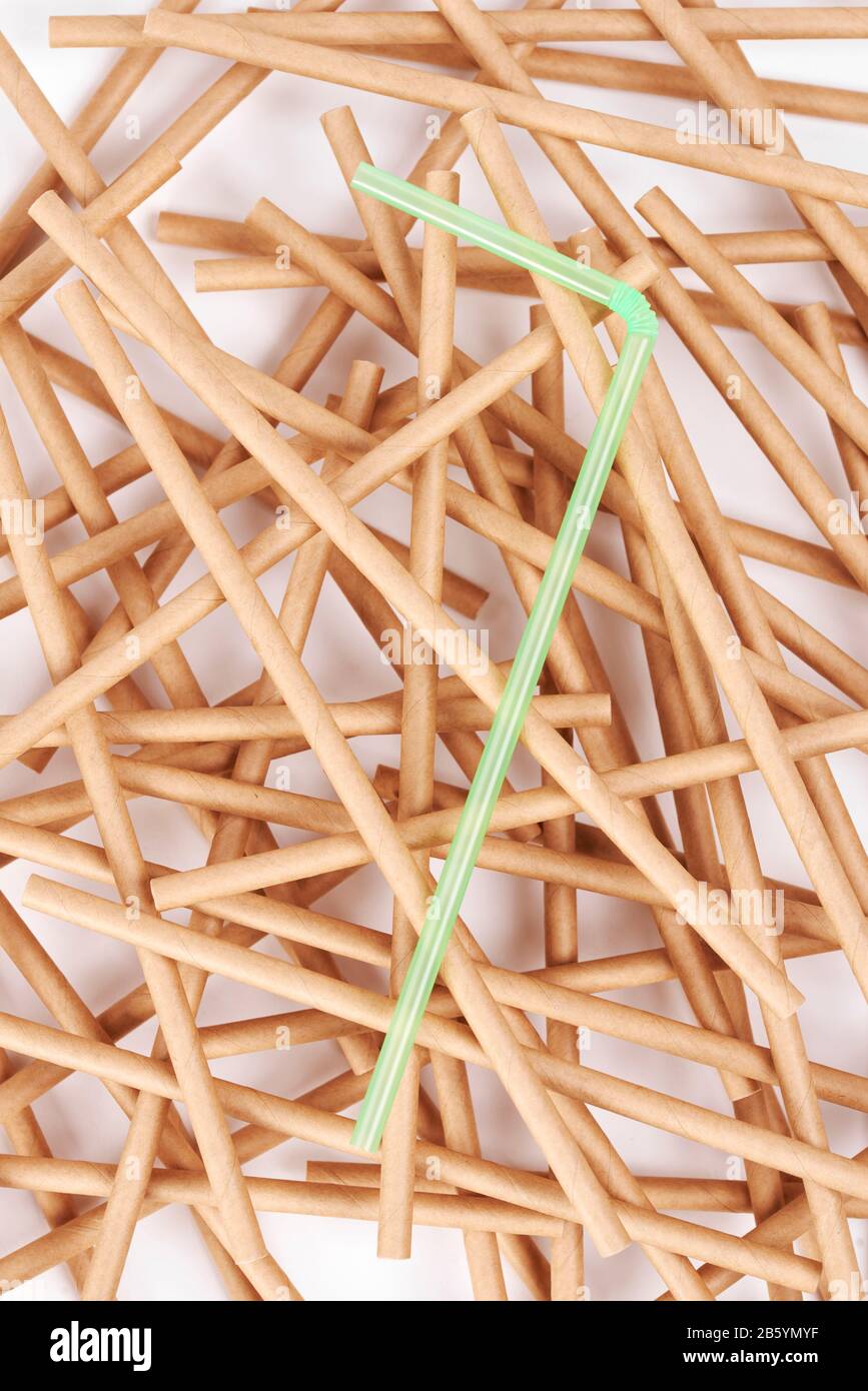 Kunststoff-Strohhalm unter Trinkhalm aus Bambus Stockfoto