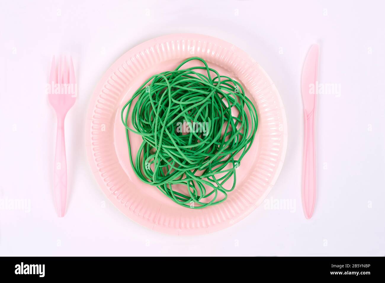 Kunststoffplatte mit grünen Gummibändern Stockfoto