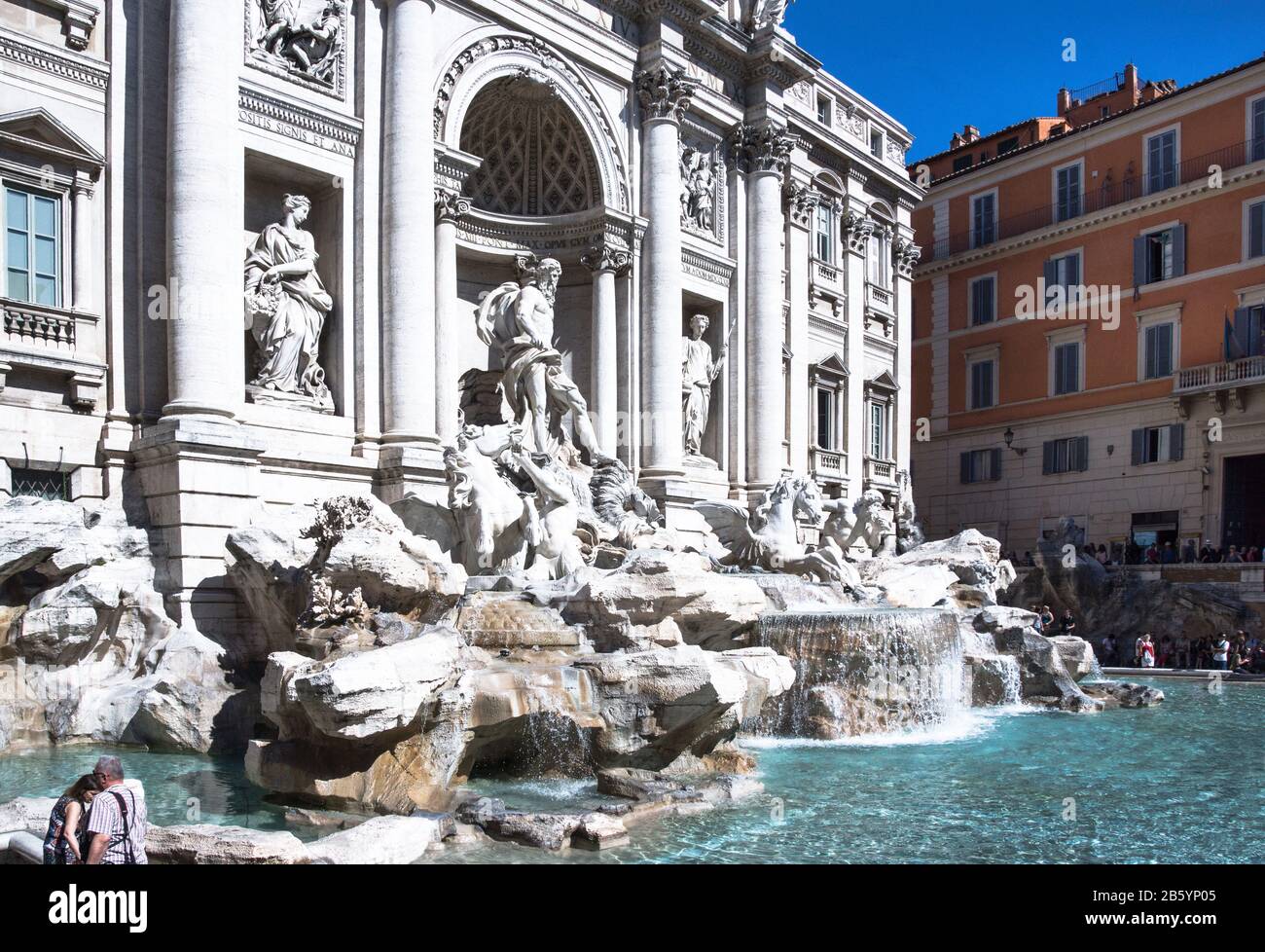 Italien.Rom.der Trevi-Brunnen (1762) von Nicola Salvi im Hochbarock.das Wasser stammt aus dem Aqua-Virgo-Aquädukt der Antike. Stockfoto