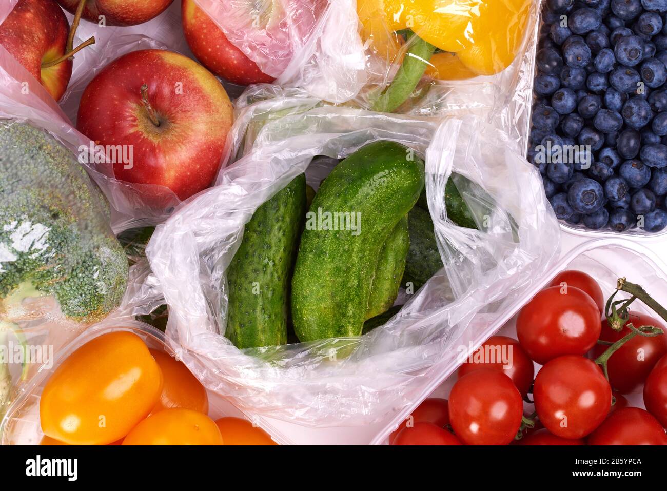Plastiktüten aus Obst und Gemüse Stockfoto