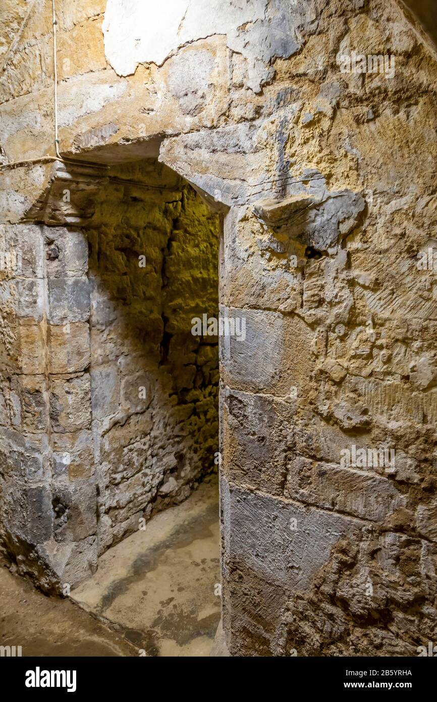 Bone Crypt - Holy Trinity, Rothwell, Northamptonshire, England, Großbritannien. Unter der Kirche verbirgt sich ein vergessener Osuary aus dem 13. Jahrhundert, der in einem entdeckt wurde Stockfoto