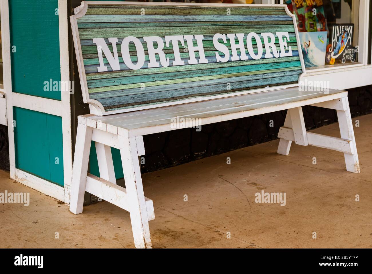 Die Holzbank im North Shore, Hawaii, lädt zum Sitzen ein Stockfoto