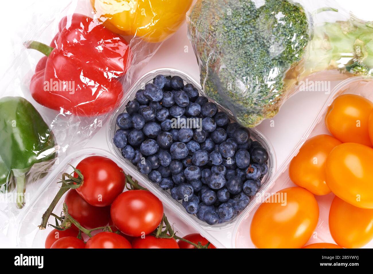 Gemüse und Obst in Kunststoffbehältern Stockfoto