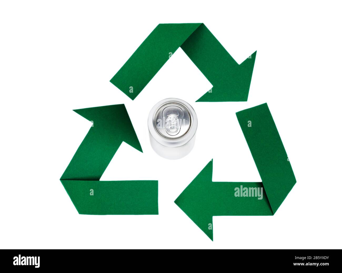 Recycling-Symbol und Metall-Dose auf weißem Hintergrund Stockfoto