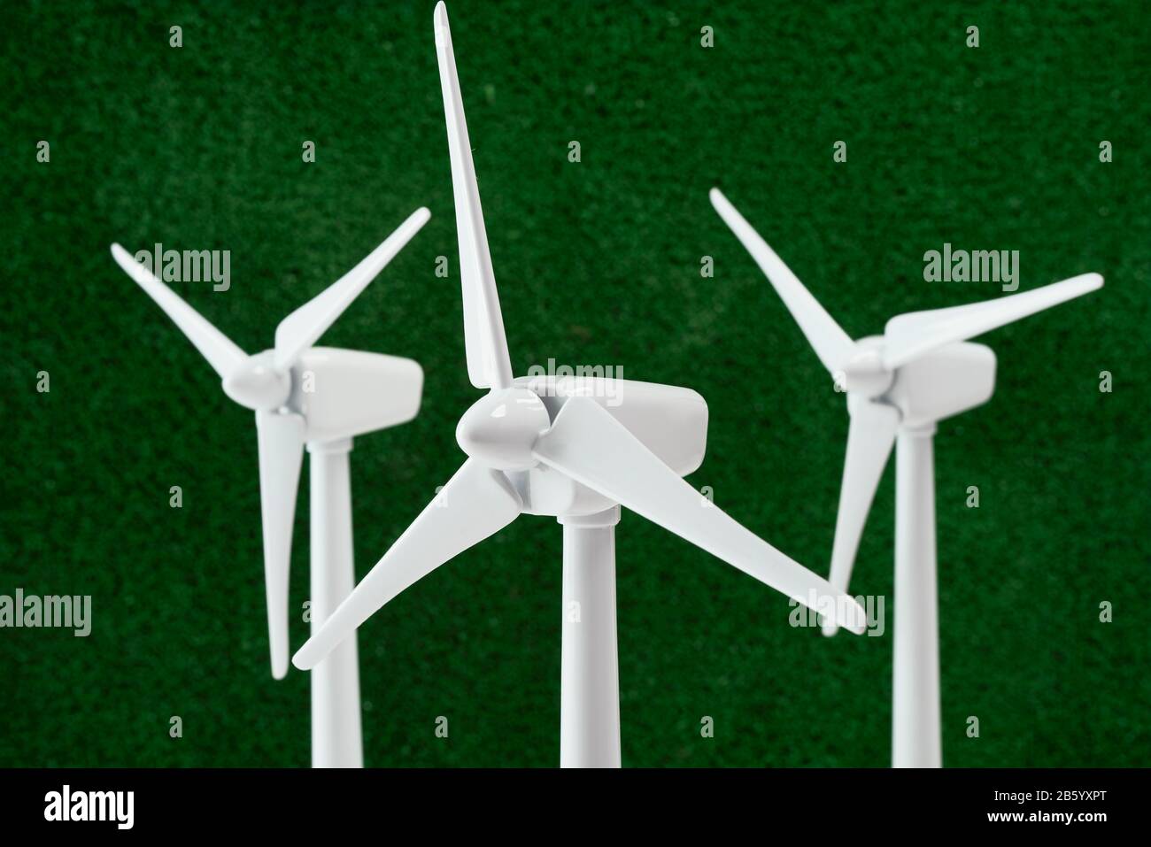Nahaufnahme von drei Windenergieanlagen Stockfoto