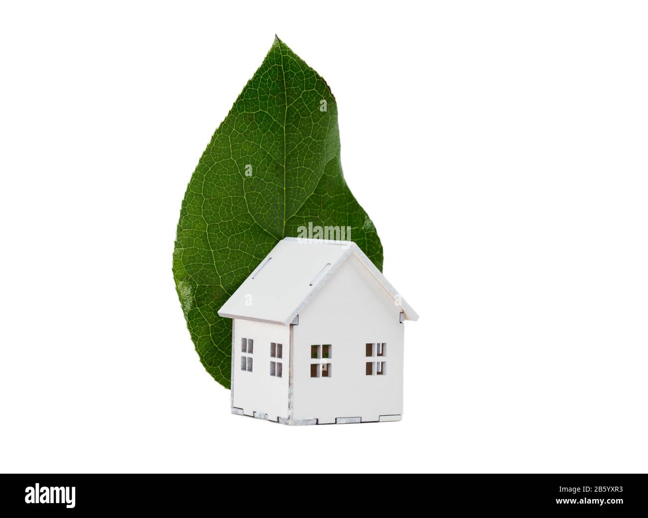 Umweltfreundliches Zuhause auf weißem Hintergrund Stockfoto