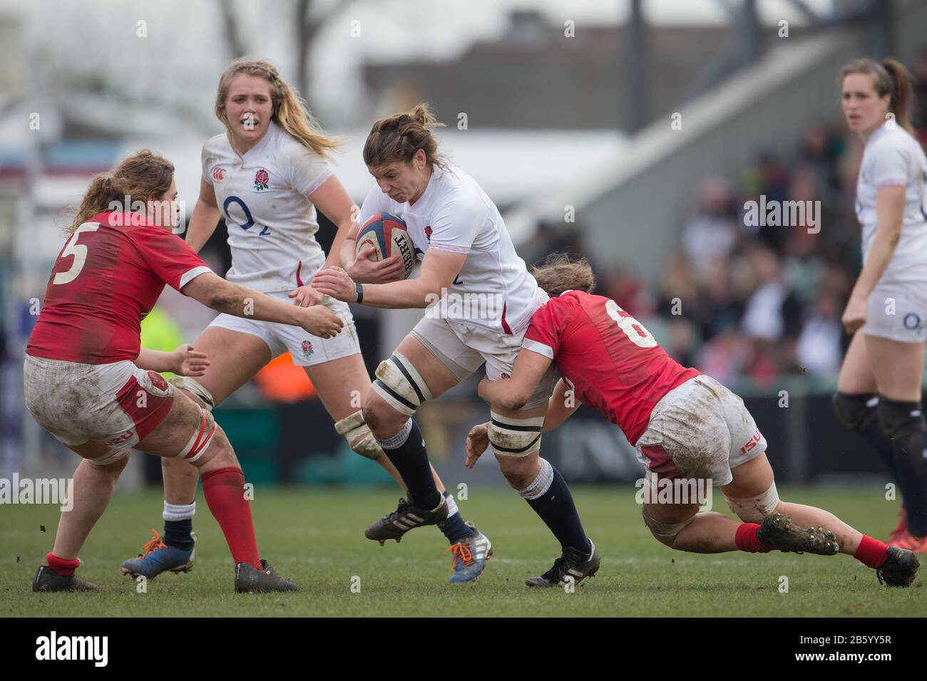 London, Großbritannien. März 2020. Natalia John (Wales, 5, links) und The Tackling Alisha Butchers (Wales, 6) versuchen, den Lauf von Sarah Hunter (England, 19) zu stoppen. Links im Hintergrund Zoe Aldcroft (England, 5). Vierter Spieltag des Rugby-Turniers Six Nations 2020 Der Frauen; England - Wales am 7. März 2020 in London. Credit: Jürgen Kessler / dpa / Alamy Live News Stockfoto