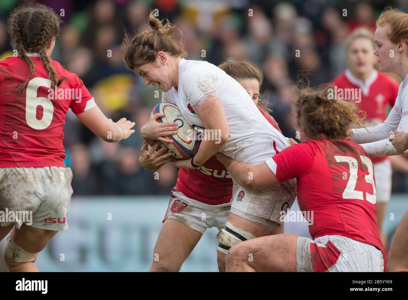 London, Großbritannien. März 2020. Durch den Zusammenschluss kann die walisische Verteidigung verhindern, dass Sarah Hunter (England, 19) durchbricht. Vierter Spieltag des Rugby-Turniers Six Nations 2020 Der Frauen; England - Wales am 7. März 2020 in London. Credit: Jürgen Kessler / dpa / Alamy Live News Stockfoto