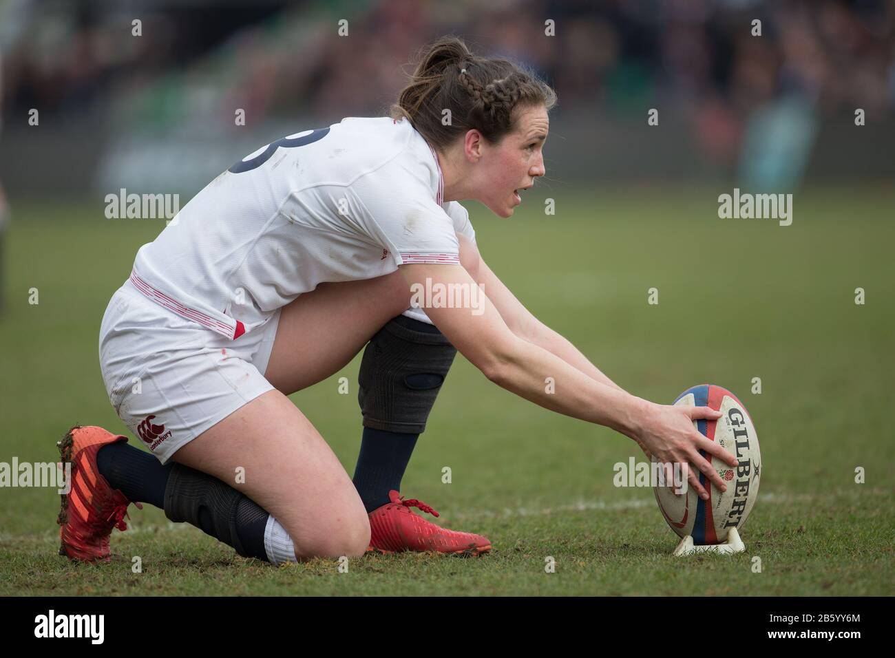 London, Großbritannien. März 2020. Emily Scarratt (England, 13) bereitet einen Elfmeter vor. Vierter Spieltag des Rugby-Turniers Six Nations 2020 Der Frauen; England - Wales am 7. März 2020 in London. Credit: Jürgen Kessler / dpa / Alamy Live News Stockfoto