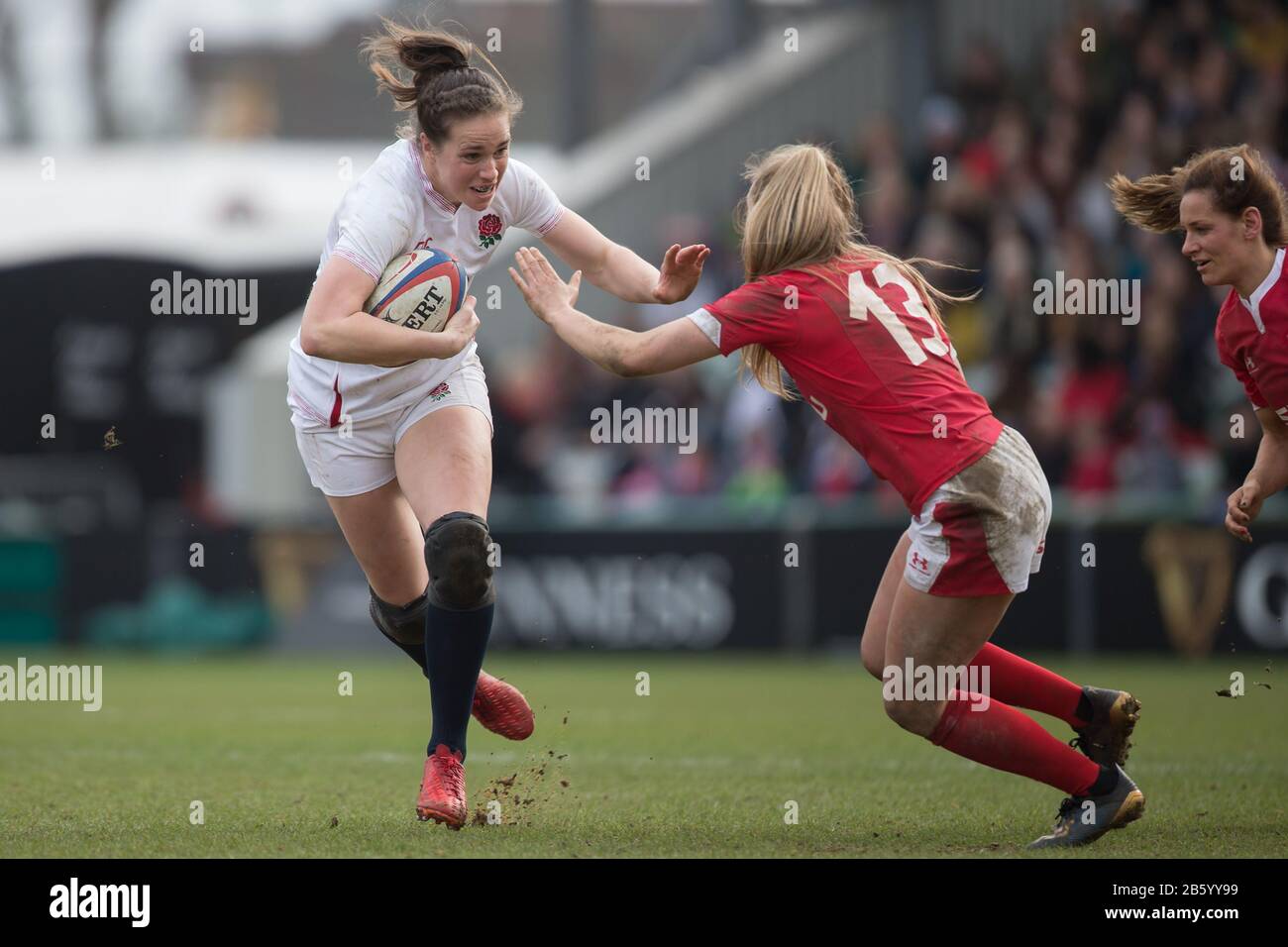 London, Großbritannien. März 2020. Emily Scarratt (England, 13) beendet die angreifende Hannah Jones (Wales, 13). Vierter Spieltag des Rugby-Turniers Six Nations 2020 Der Frauen; England - Wales am 7. März 2020 in London. Credit: Jürgen Kessler / dpa / Alamy Live News Stockfoto