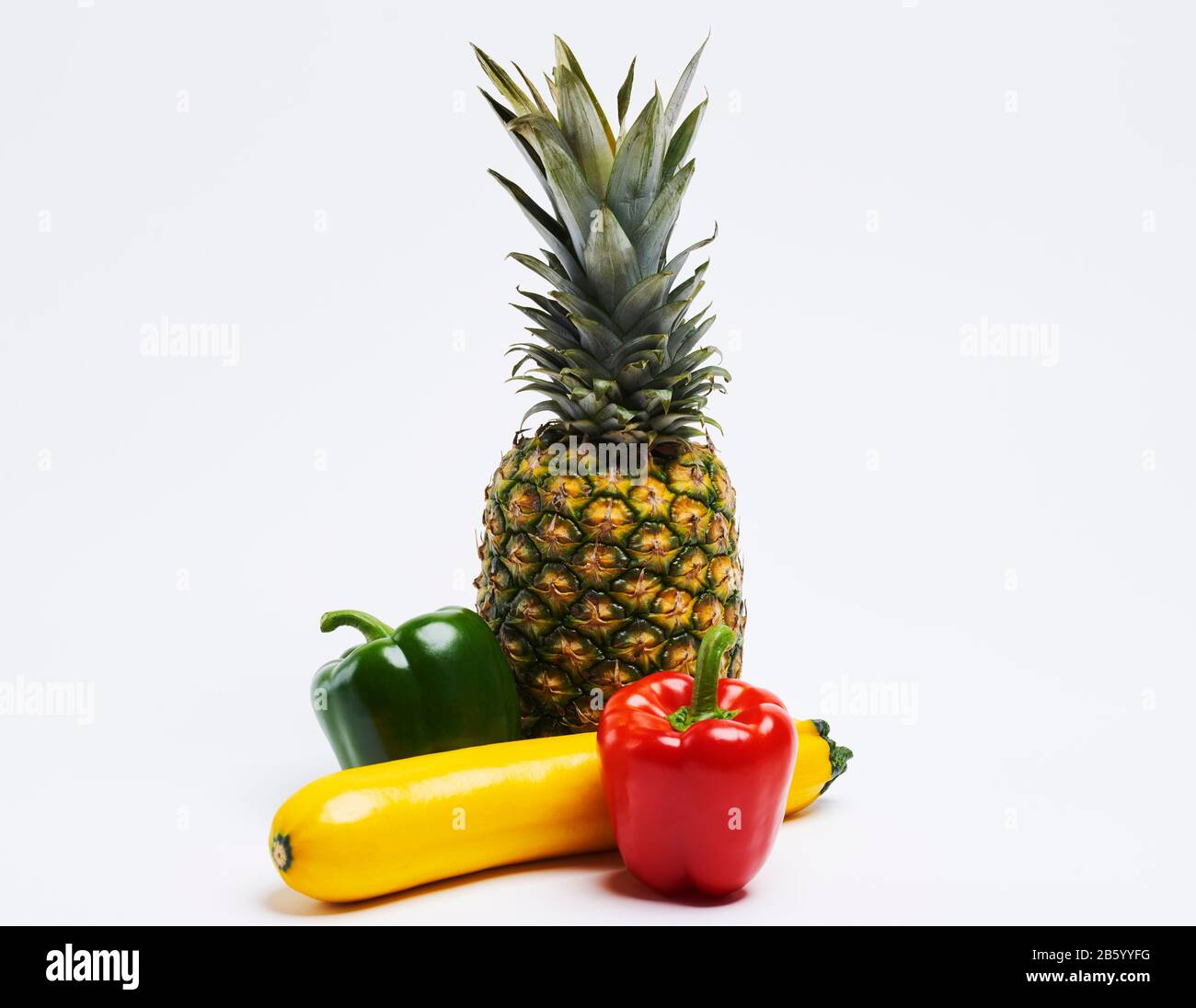 Gemüse und Obst auf weißem Grund Stockfoto