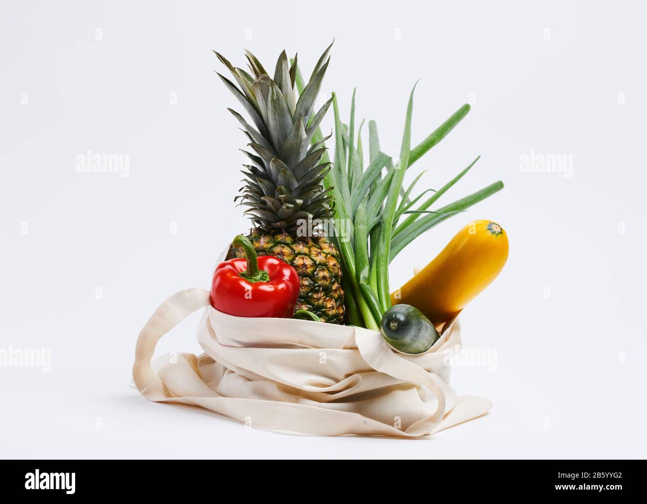 Wiederverwendbare Tasche aus umweltfreundlichem Gemüse und Obst auf weißem Hintergrund Stockfoto