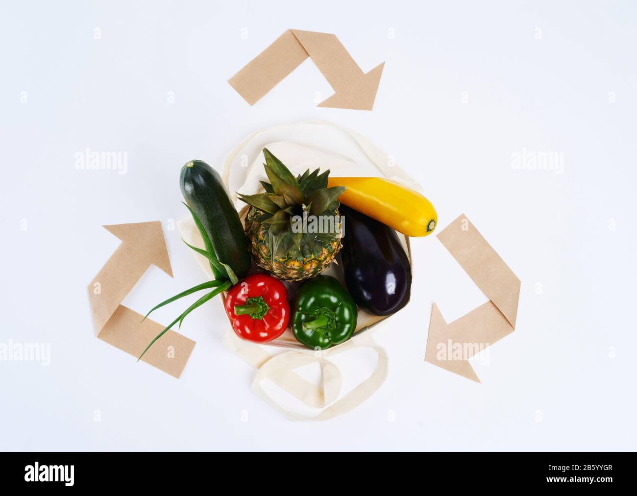 Wiederverwendbarer Beutel mit Gemüse- und Recycling-Symbol Stockfoto