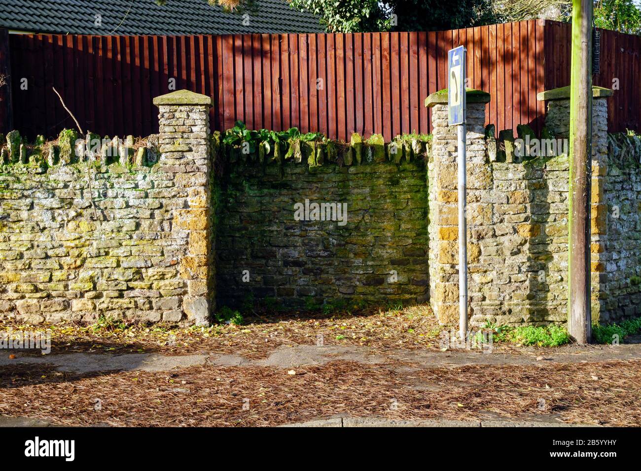 Rote Telefonbox leerer Raum im Dorf in england Deutschland Stockfoto