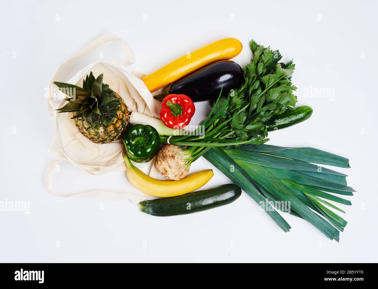 Frisches Gemüse und Obst auf weißem Hintergrund Stockfoto