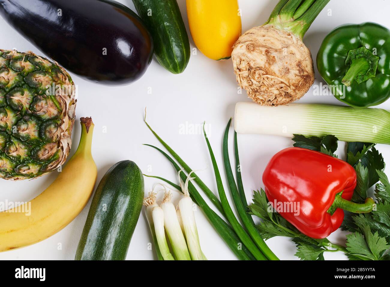 Nahaufnahme von verschiedenem Gemüse und Obst auf weißem Hintergrund Stockfoto