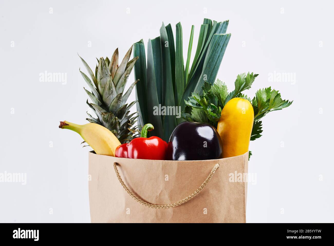 Papierbeutel aus frischem Gemüse Stockfoto