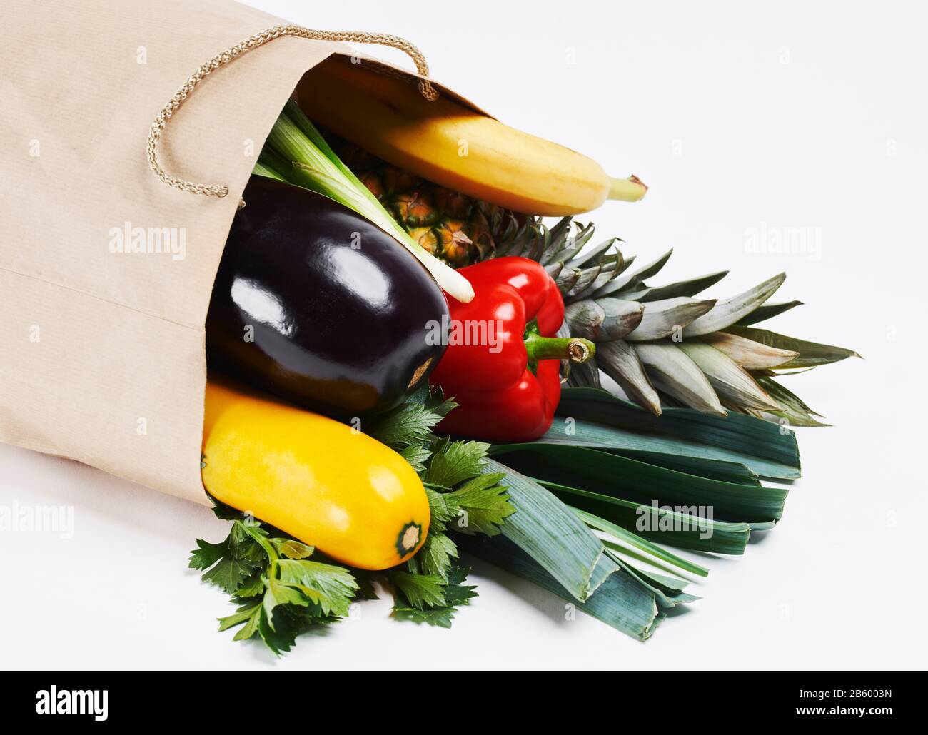 Vollständige Papiertüte mit saisonalem Gemüse Stockfoto