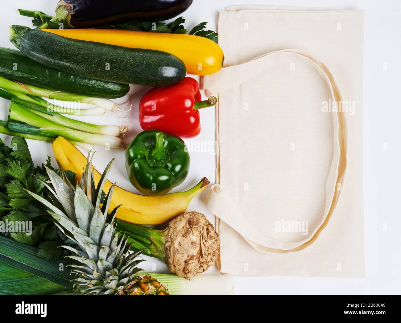 Saisonales Gemüse und Obst neben wiederverwendbarer Tasche Stockfoto