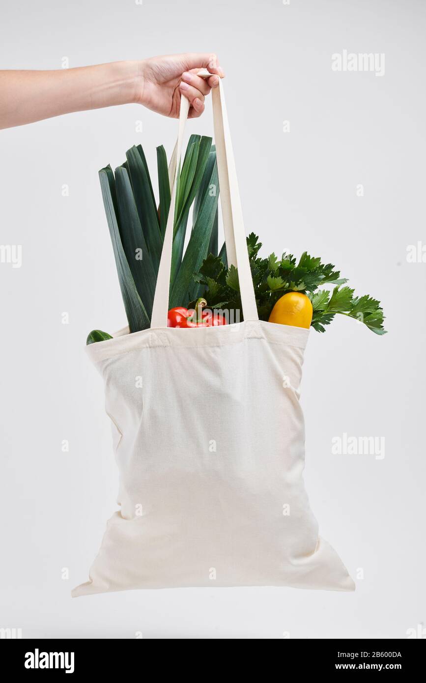 Menschliche Handtasche mit frischem Gemüse Stockfoto