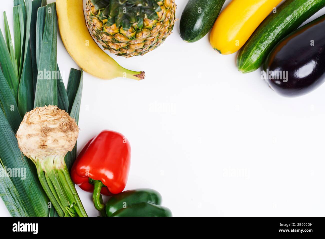 Saisonales Gemüse und Obst auf weißem Grund Stockfoto