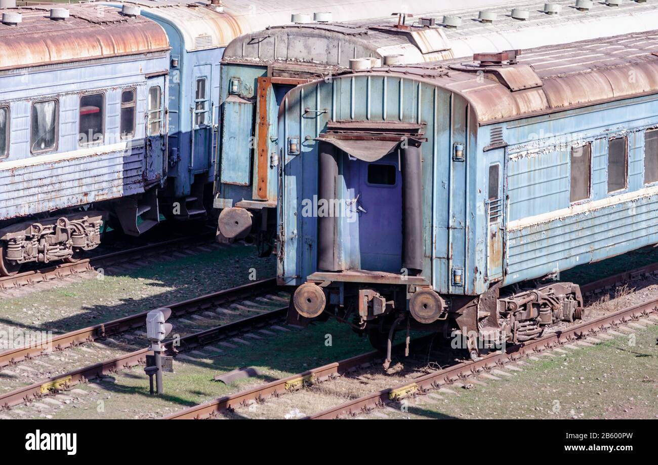 Alte verrostene verlassene Züge an einem Bahnhof in der Ukraine-Krise und Korruption gestohlene Reformen Stockfoto