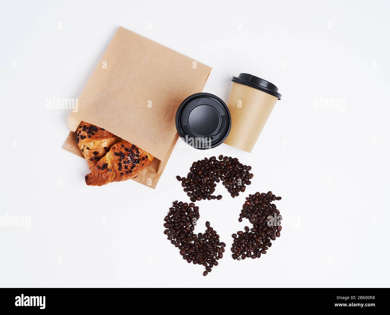 Papier-Kaffeebecher und Schokoladencroissant auf weißem Hintergrund Stockfoto