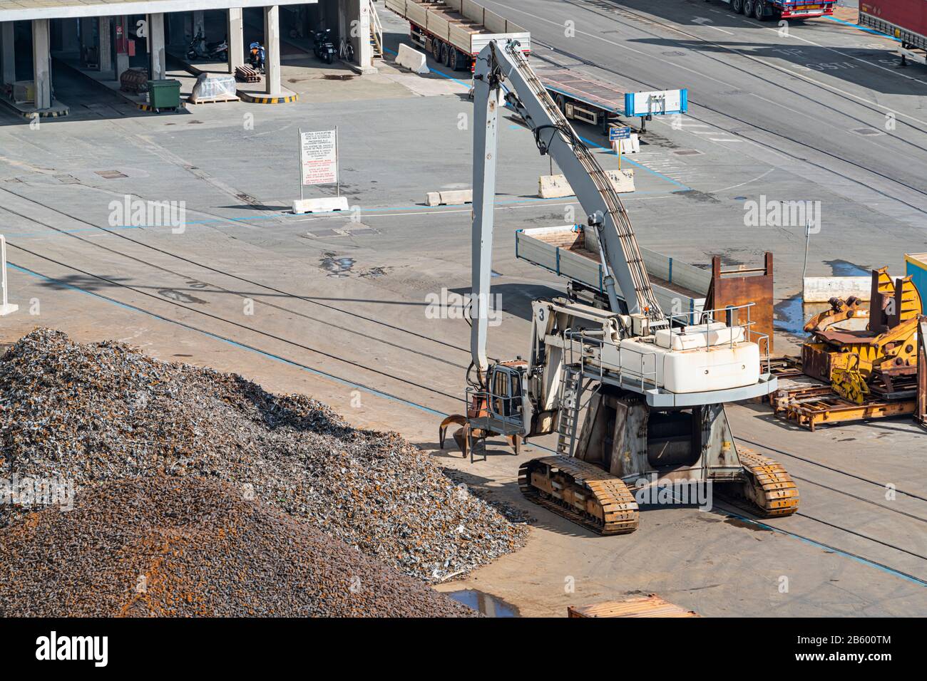 Greifbagger, hydraulischer Greifbagger, der im Anschluss arbeitet Stockfoto