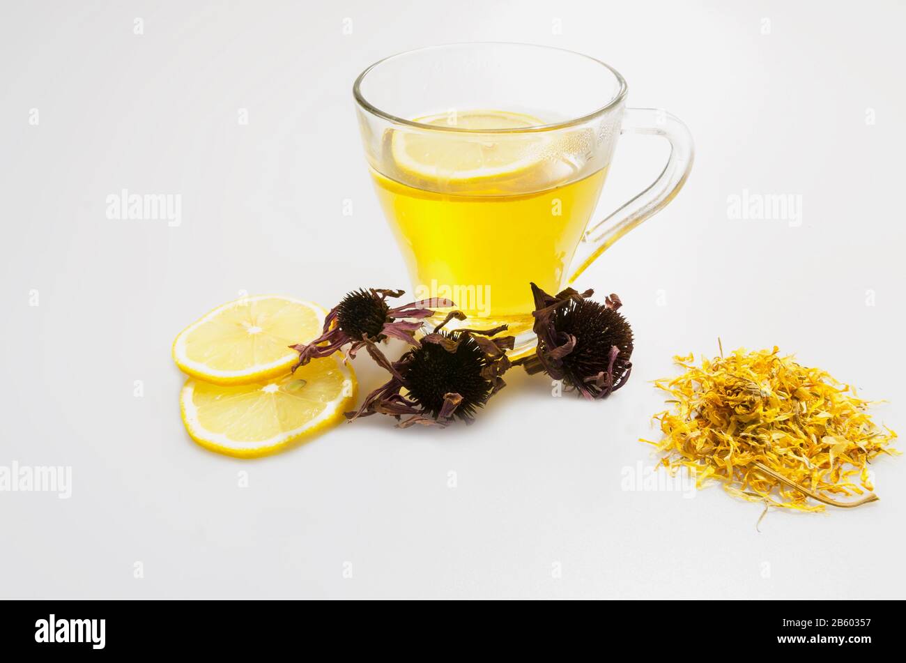 Tasse Tee für medizinische Zwecke aus natürlichen Kräutern, Zitrone, auf weißem Hintergrund Stockfoto