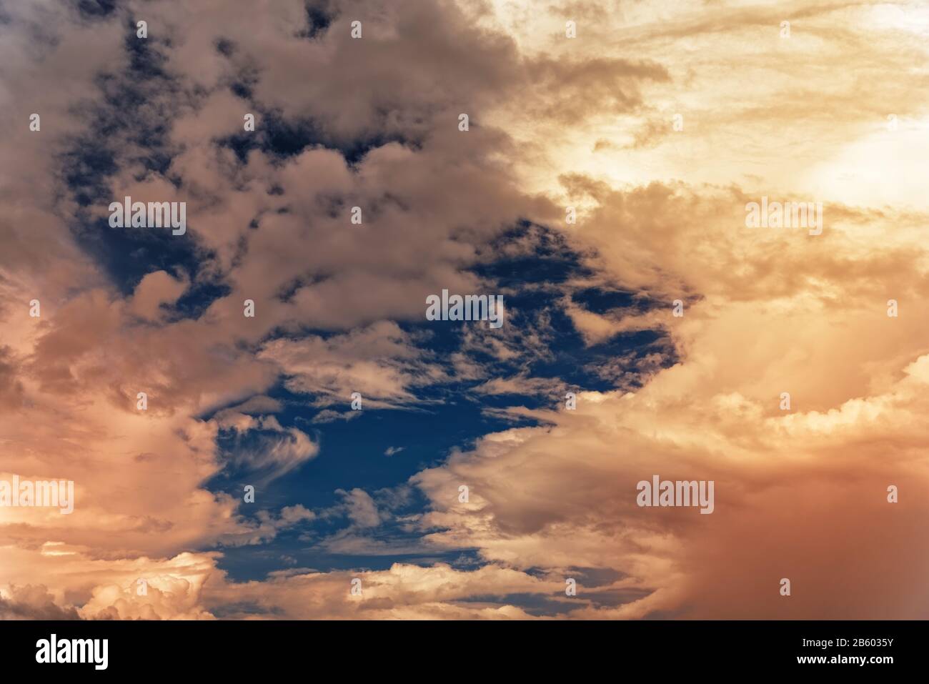 Schwaches Bild des farbenfrohen, trüben Himmels in der Dämmerung Stockfoto