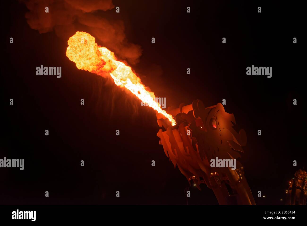 Drache spuckt Feuer im Dunkeln der Nacht. Drachenbrücke in da Nang, Vietnam Stockfoto