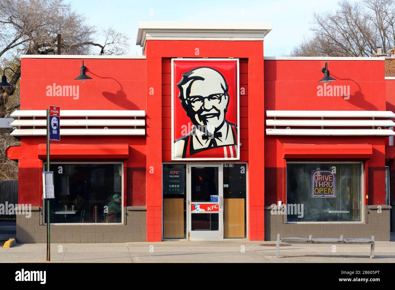 KFC, 8715 Northern Blvd, Queens, New York. NYC-Schaufensterfoto einer frittierten Hühnchen-Fast-Food-Kette im Stadtteil Jackson Heights. Stockfoto
