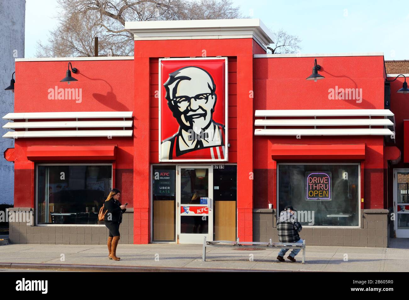 KFC, 8715 Northern Blvd, Queens, New York. NYC-Schaufensterfoto einer frittierten Hühnchen-Fast-Food-Kette im Stadtteil Jackson Heights. Stockfoto