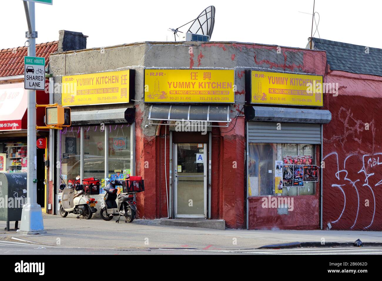 RJR Yummy Kitchen, 90-21 31. Ave, Queens, New York. NYC-Schaufensterfoto eines chinesischen Restaurants zum Mitnehmen in East Elmhurst. Stockfoto