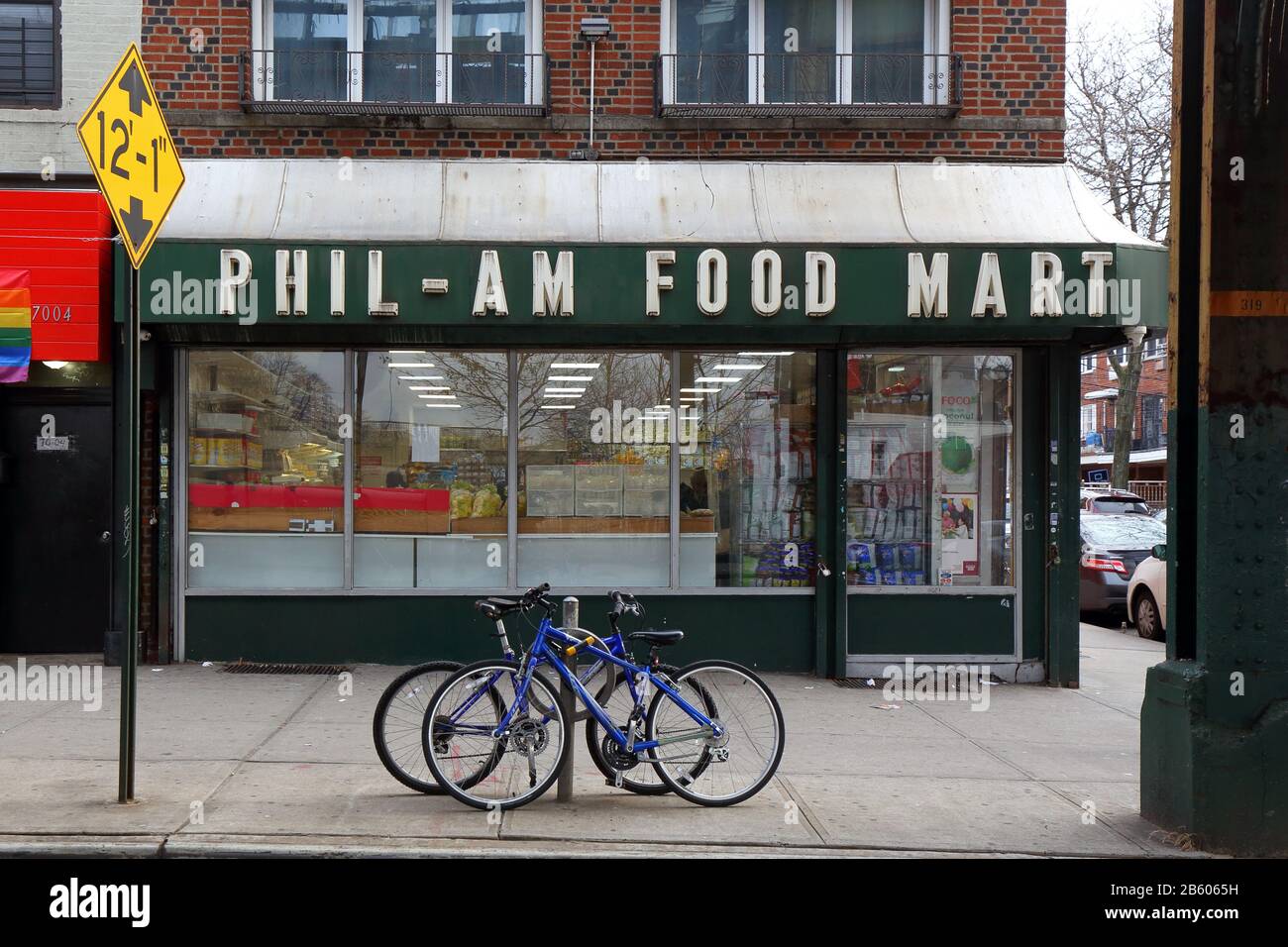 Phil-am Food Mart, 40-03 70. Street, Queens, New York. NYC-Schaufensterfoto eines philippinischen Lebensmittelladens im Stadtteil Woodside. Stockfoto