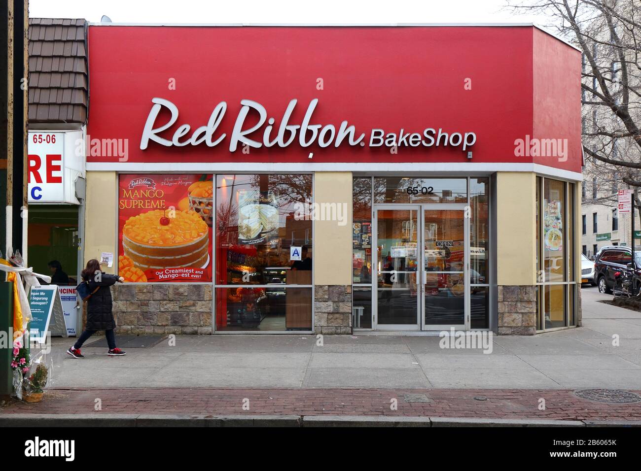 Red Ribbon Bakeshop, 65-02 Roosevelt Ave, Queens, New York. NYC-Schaufensterfoto einer philippinischen Bäckerei in Woodside. Stockfoto