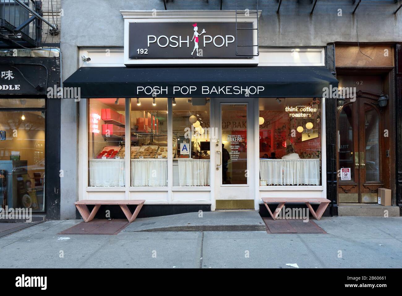 Posh Pop Bakeshop, 192 Bleecker St, New York. NYC-Schaufensterfoto einer glutenfreien Bäckerei im Greenwich Village in Manhattan. Stockfoto