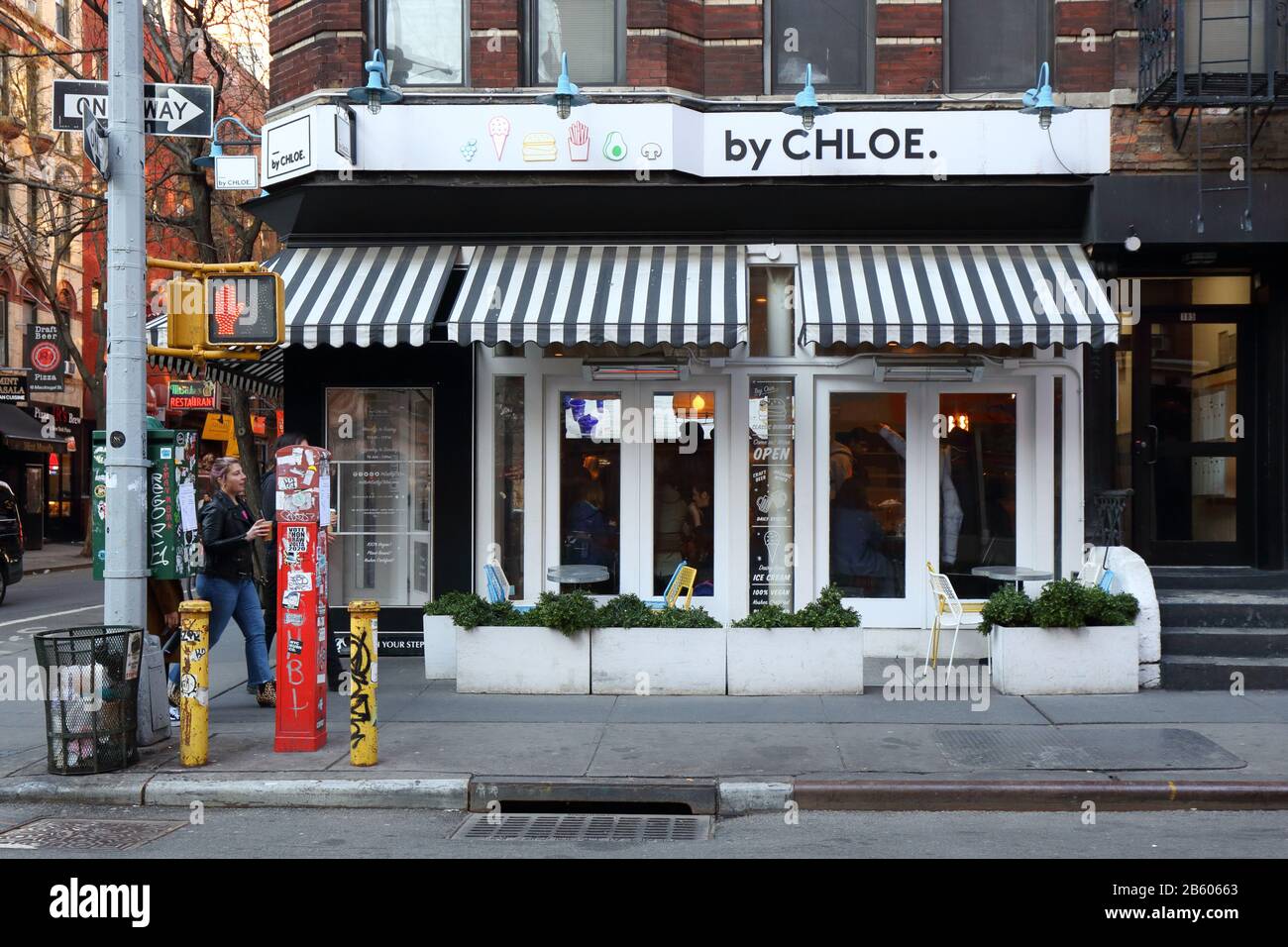 Von CHLOE., 185 Bleecker Street, New York. NYC-Schaufensterfoto einer pflanzenbasierten veganen Restaurantkette in Manhattans Greenwich Village. Stockfoto